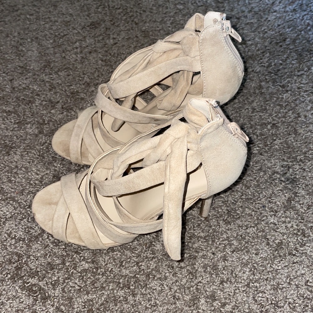Nude heels. - Picture 4 of 6